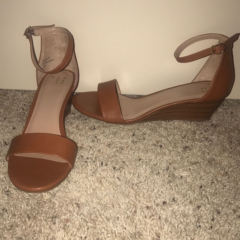 Open toe, kitten wedge sandal.